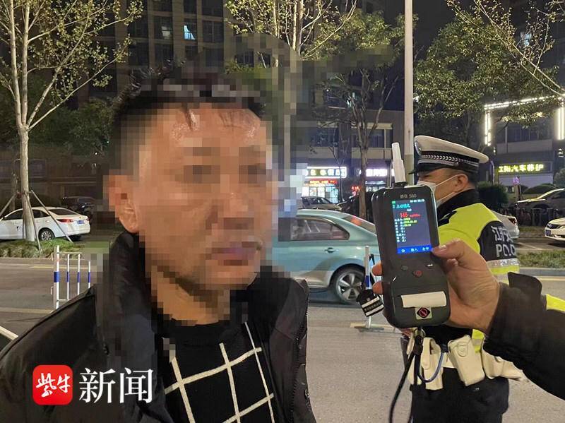 司机醒驾被拦下，一查他已经无证驾驶17年