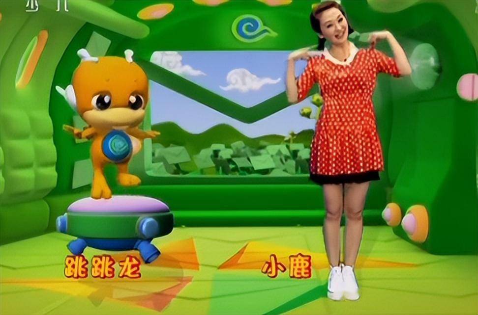 因为在晚间7点播出,所以当年的所有小朋友,也都认识跳跳龙和小鹿姐姐.