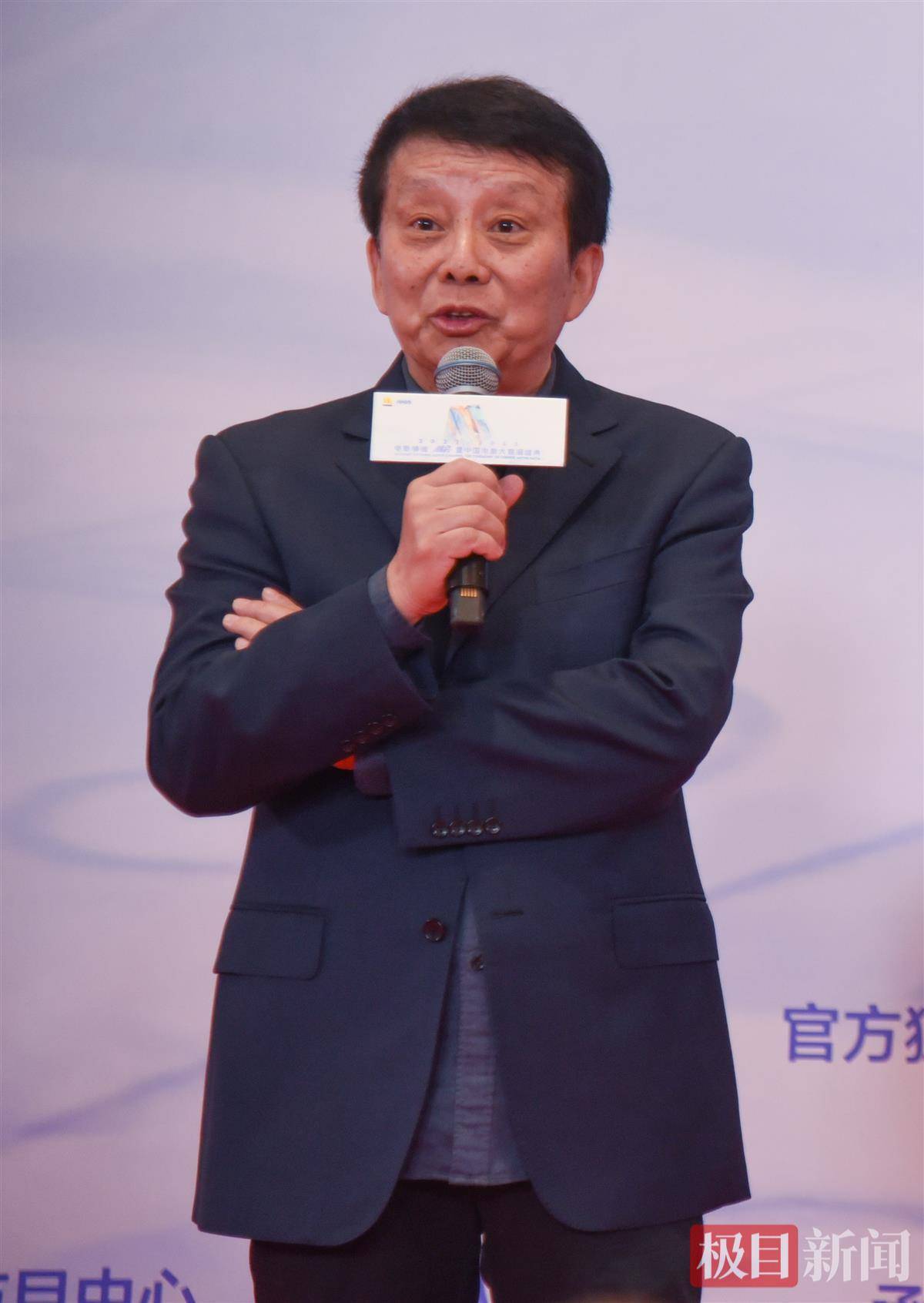 4月9日下午,导演黄建新参加媒体见面会 (极目新闻记者 黄志刚 摄)