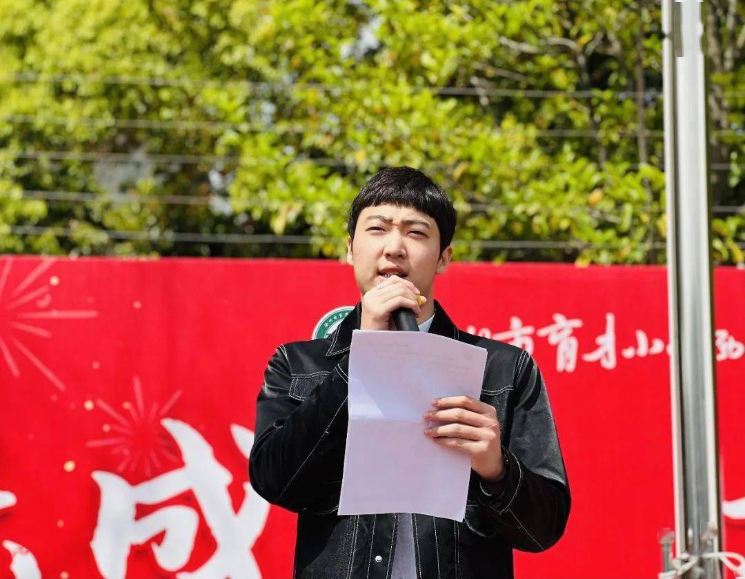 本期演讲老师是来自三年级的语文老师赵轩宸.