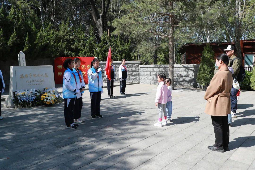 的少先队员们来到高君宇墓前,他们6个人一组,分成两组,身穿学校校服