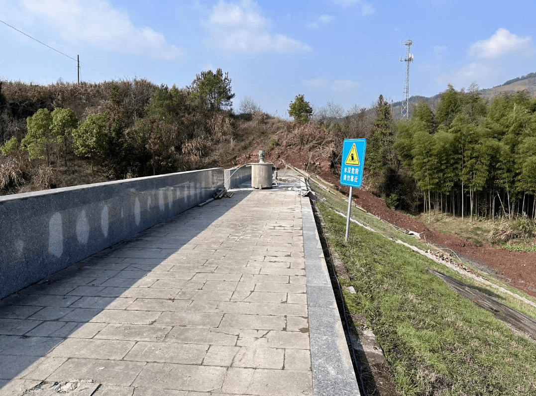 加固内容包括:大坝防治处理;原溢洪道闸门拆除,溢洪道拓宽,新增子堰