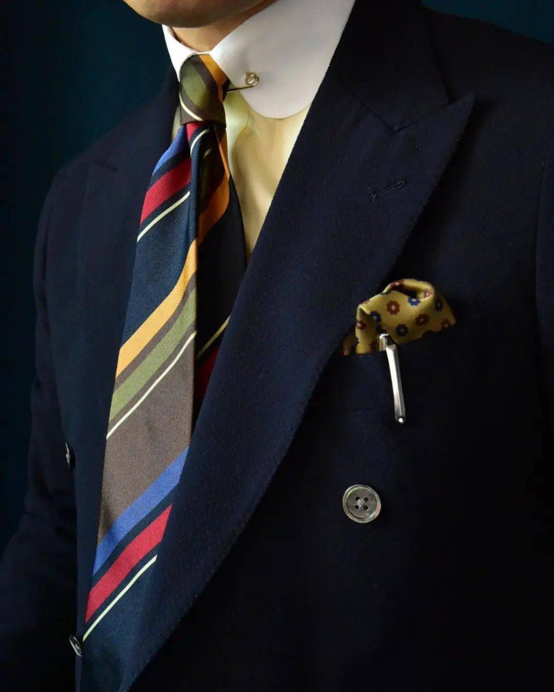 或许是"v 字区"失守了_image_衬衫_领带