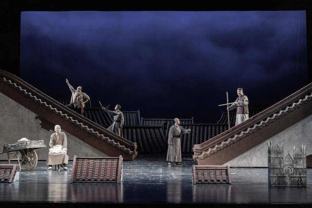 《正红旗下》|舞美表达中的京城往事_屋顶_北京人艺_舞台