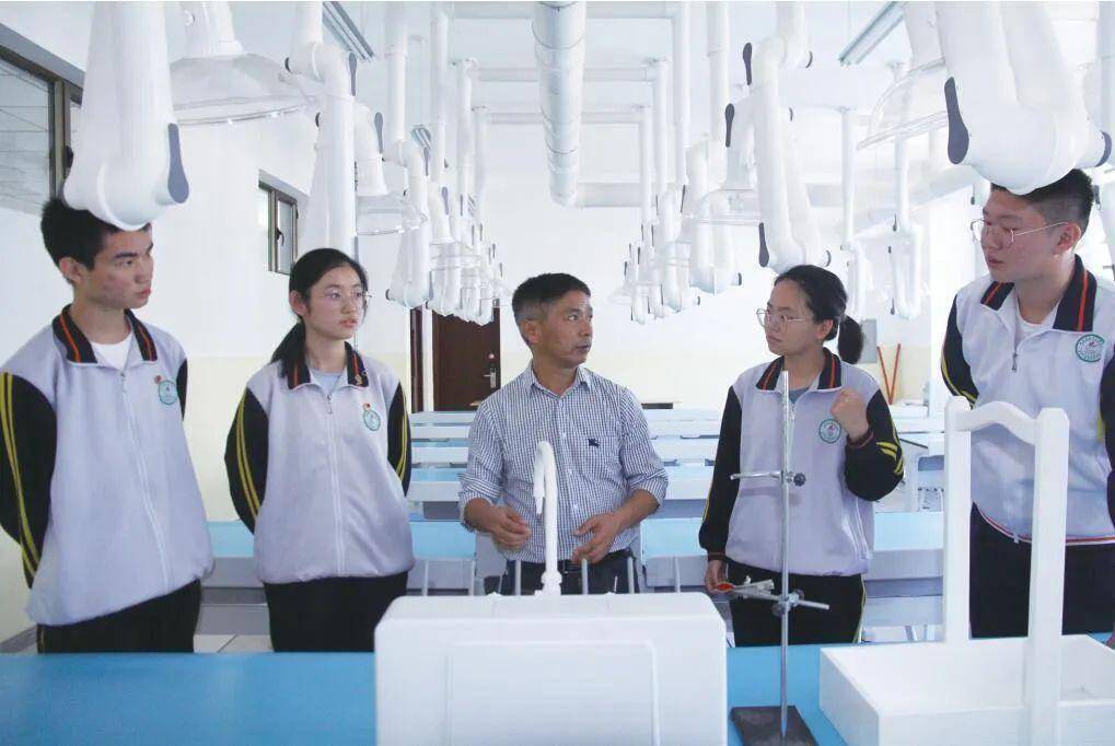 (冉红春 摄)如今,双河职业技术学校,师高级中学,双河市实验学校和双河