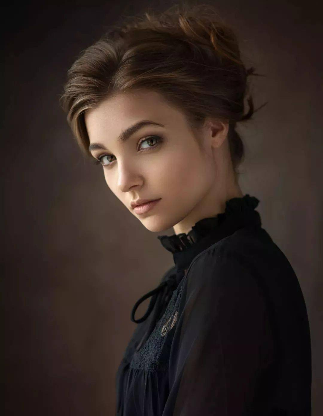 精致高雅的美女,俄罗斯摄影师丹尼斯的作品
