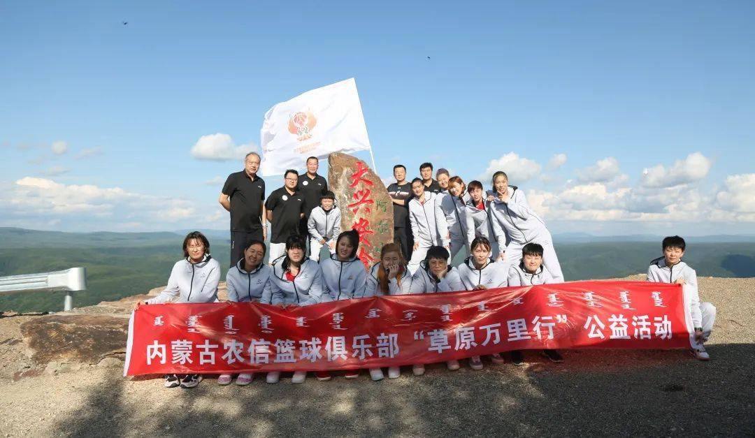 左右滑动查看金融活水润草原蓝天白云,成群牛马,与无边无际的内蒙古大