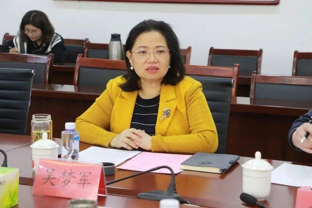 会上,吴梦军对李晓燕一行到来表示欢迎,并介绍了学校的办学理念,办学