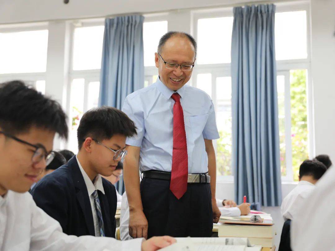 西乡中学拥有一支爱岗敬业,业务精湛,善励会导的教师队伍,现有教职工