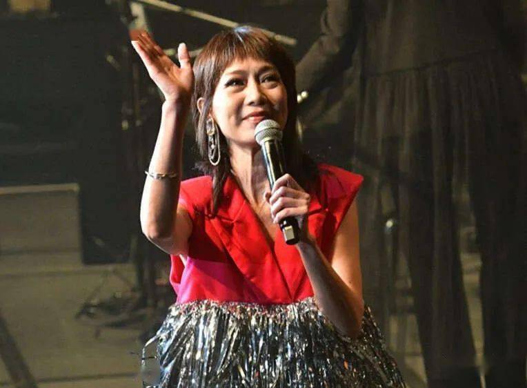 身材消瘦变化大,边哭边唱自嘲很难看_赵学而_合作_歌曲