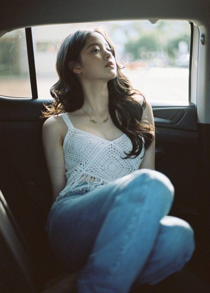 吊带背心成女明星穿搭利器 一秒get纯欲风_鞠婧祎_娜娜_虞书欣