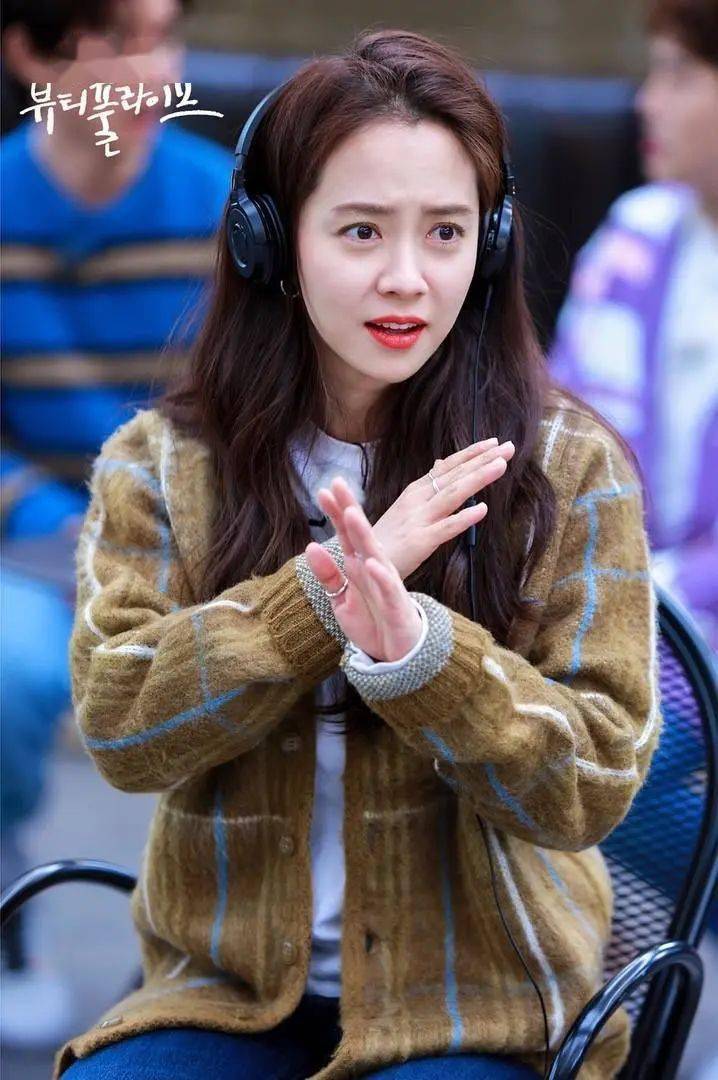 她哪像个42岁的女人,婴儿肌让人羡慕,教你用瑜伽保养起来_宋智孝_欧尼