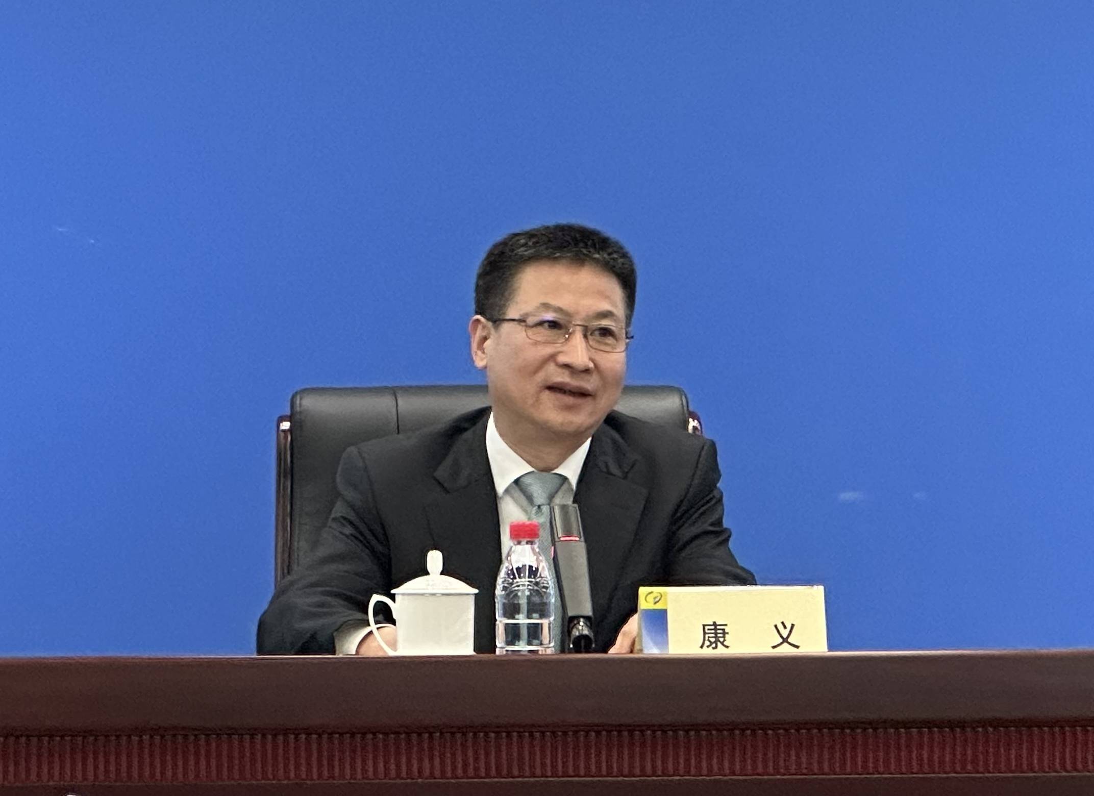 国家统计局局长康义 澎湃新闻记者 滕晗 摄以"拥抱数据 共赢未来"为