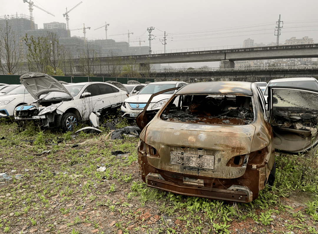 看望汽车“墓地” ：消逝的网约车、共享汽车，在那里论斤卖 || 深度