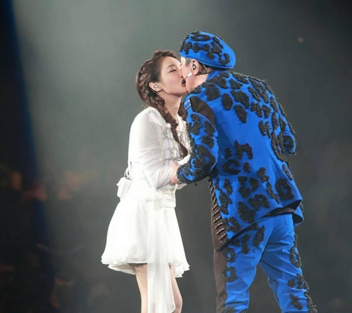 结婚8年,官恩娜也淡出了荧幕8年.