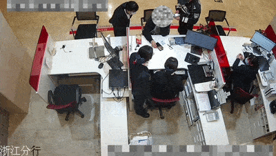 女子焦急汇款20万，银行蜜斯姐“无情”回绝