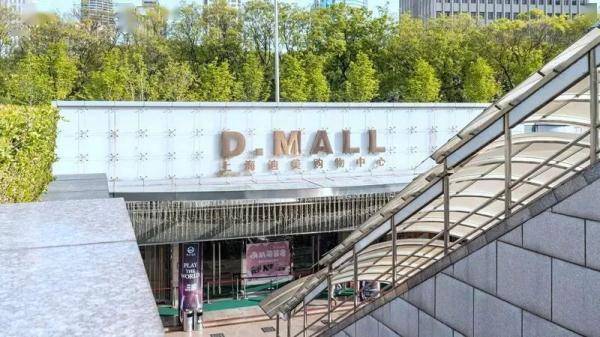 迪美已经成为"三坑少女破产一条街"香港名店街是上海最长的地