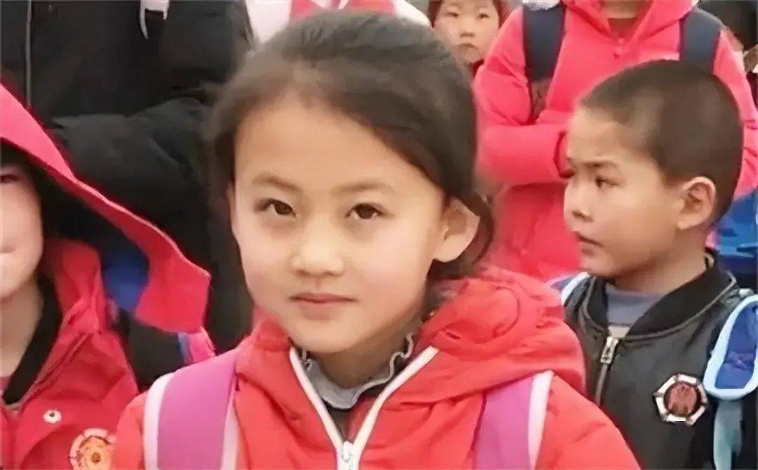 网友在称赞小女孩纯真笑容的同时,也纷纷打听视频的拍摄地到底是哪所