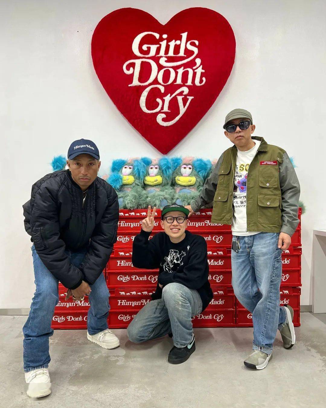 拥有众多头衔,包括 bape 前主理人,human made 主理人,kenzo 艺术总监