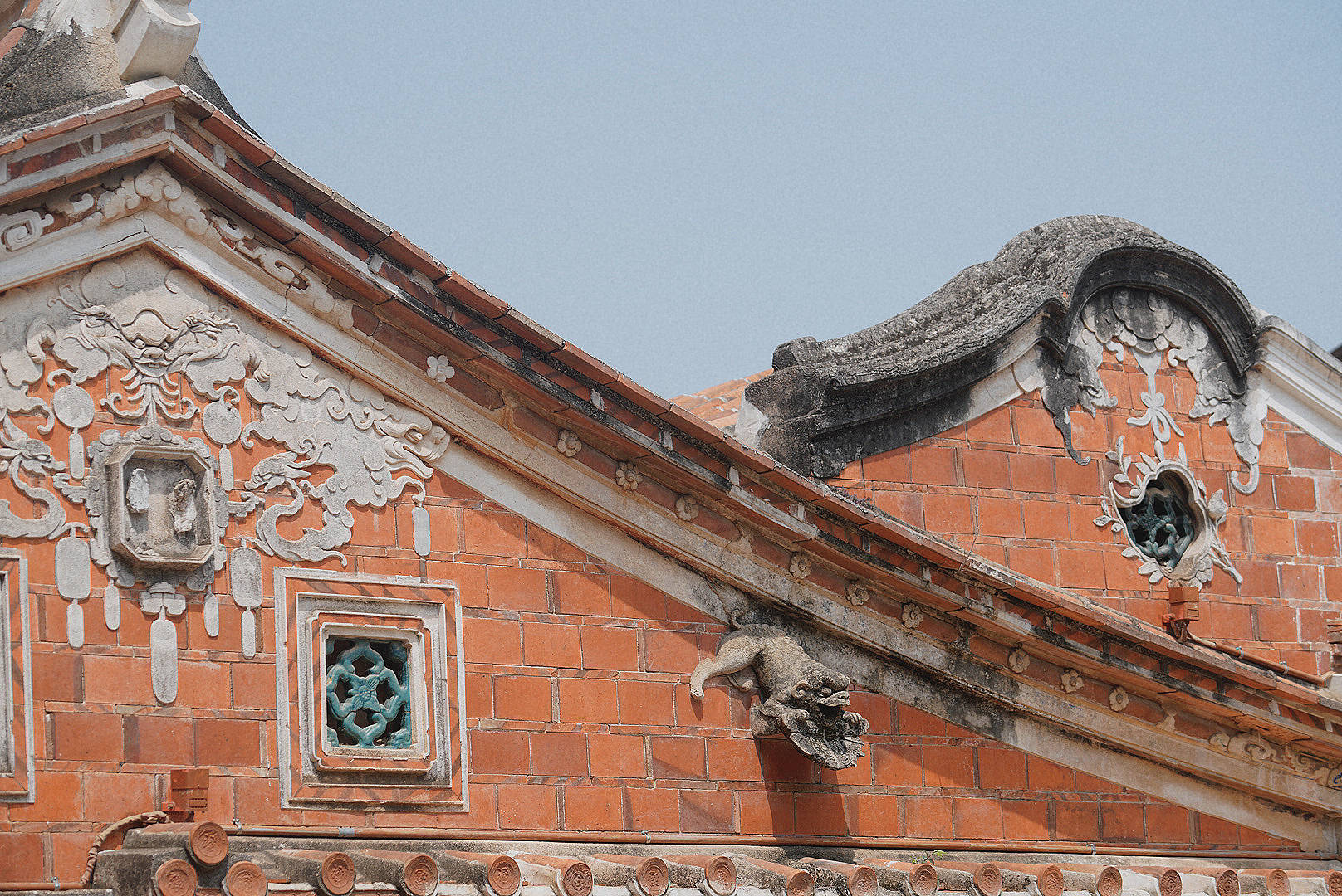 屋顶有形如燕尾的屋脊,被称为"红砖白石双坡曲,出砖入石燕尾脊"