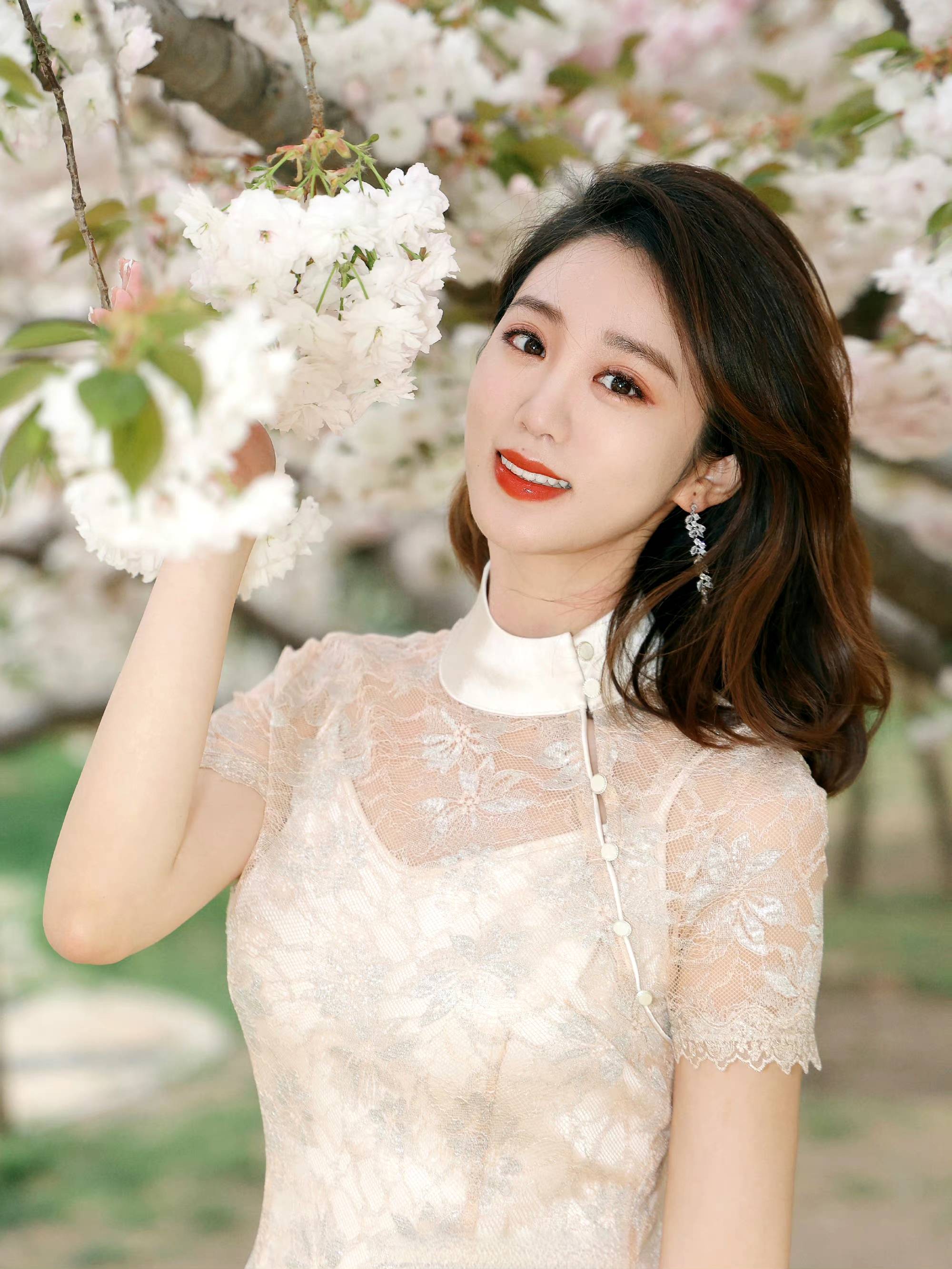 央视新闻主播余露莹:不负春光,工作之余到公园赏花,人比花还娇