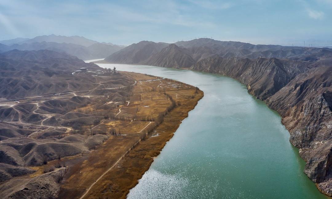 虽位居西部腹地,干旱缺水,宁夏沿黄地区在黄河水的滋养下,变身为荒原