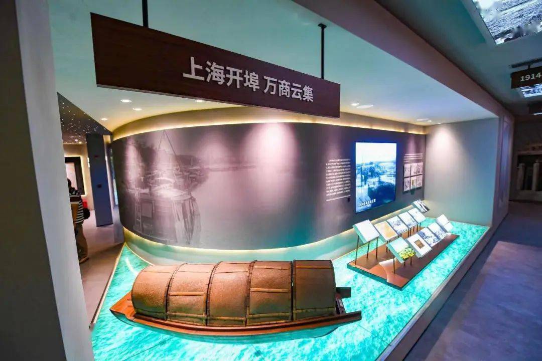 苏州河沿岸的重要建筑,工厂,航运以及道路风光,身临其境地感受20世纪