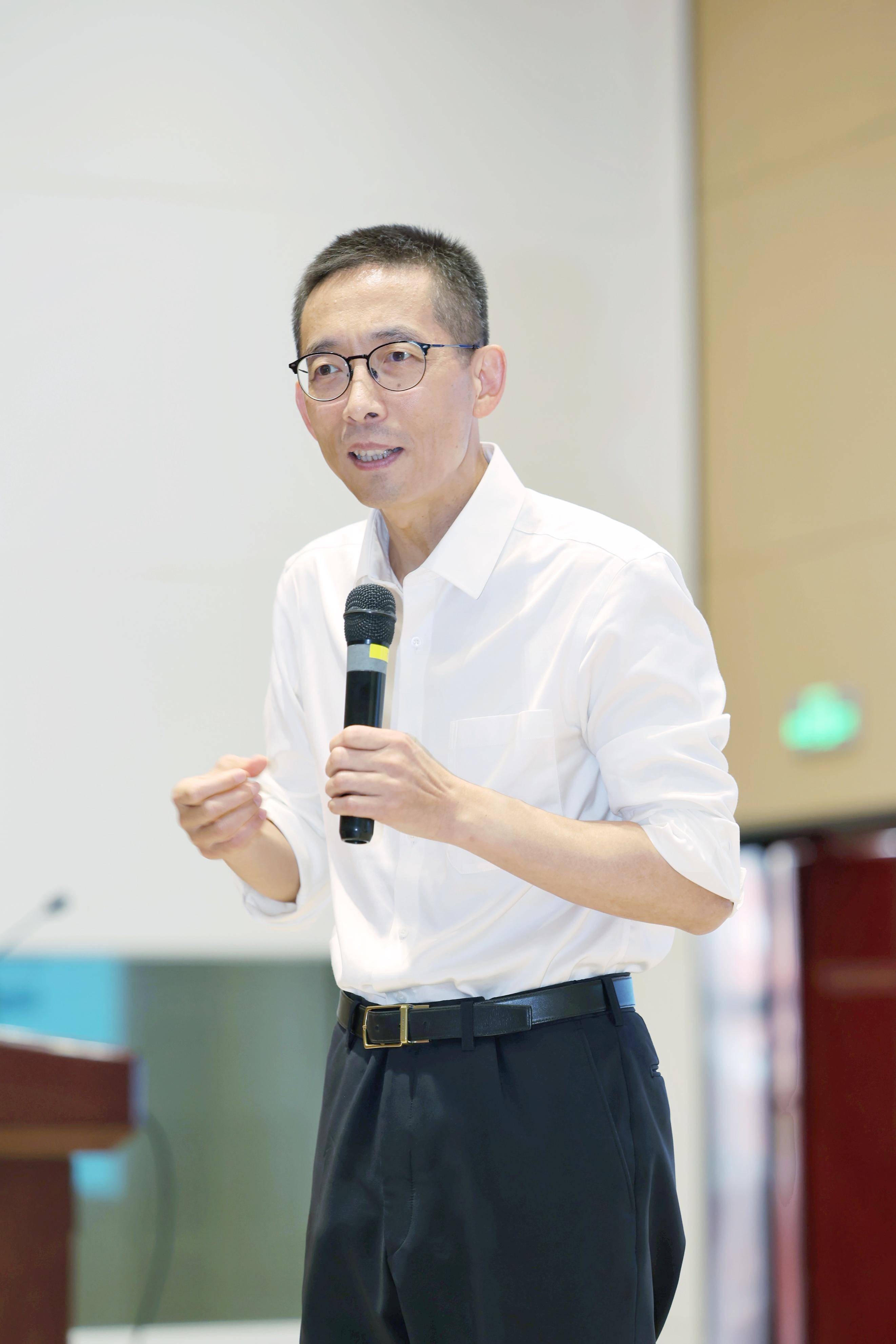 施一公希望更多年轻人投入科学研究,改变中国命运丨顶端快讯_少年