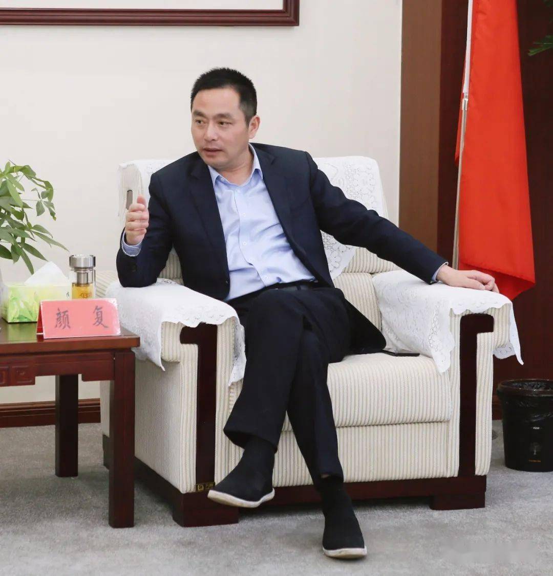 区领导邓萌,吴洪刚,朱赤参加会见.