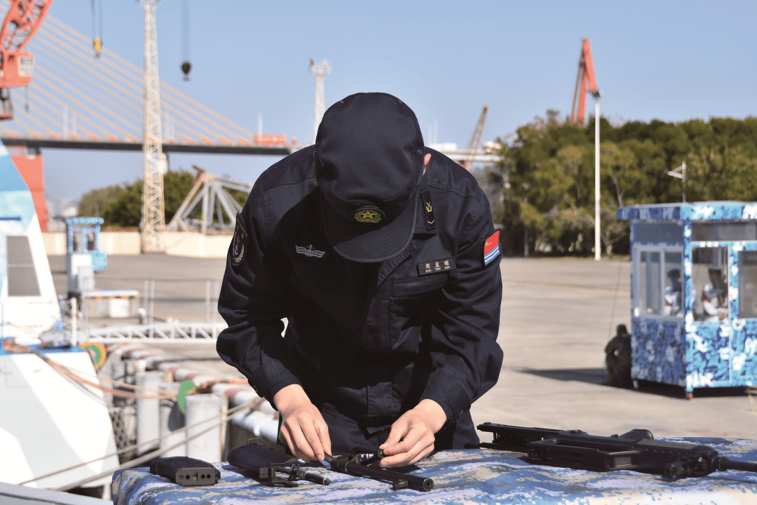 海军官兵共同参加升旗仪式(92376部队营区)汕头市濠江区东海港码头