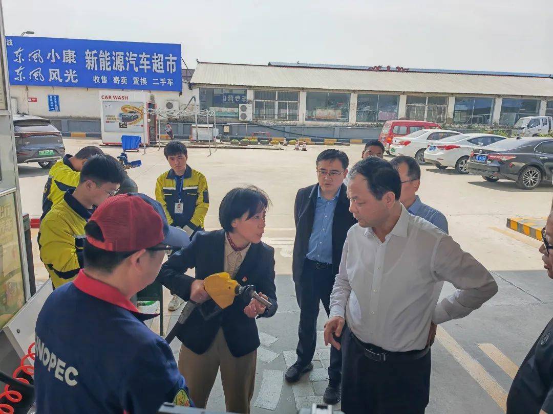 4月17日上午,漯河市常务副市长乔彦强一行到漯河分公司第二十二加油站
