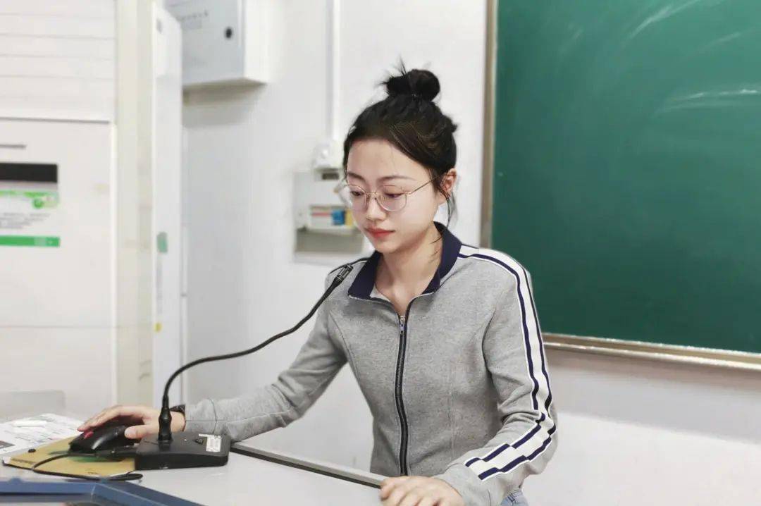 孙雨茜 数据科学学院 生活照07唐诗怡用热血浇灌热爱 争做斜杠青年