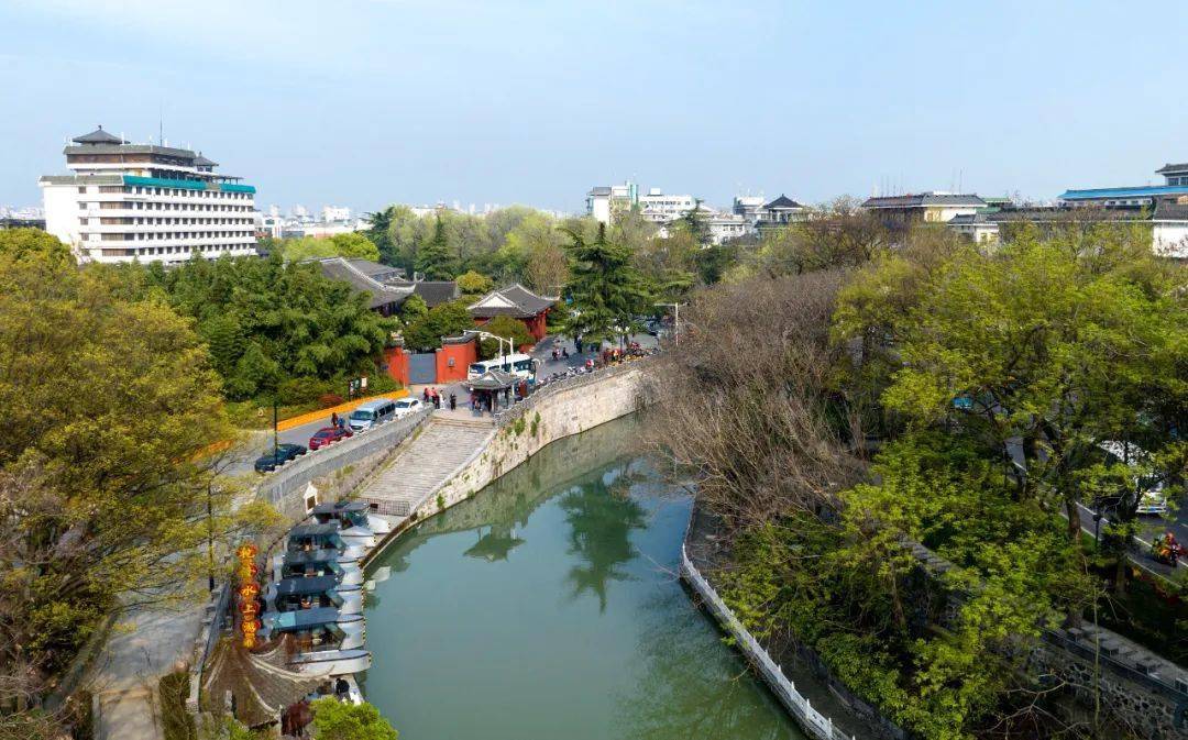 它绵延串起了史公祠,天宁寺,御马头,个园,冶春,红园等诸多名胜古迹,是