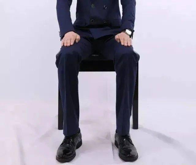 双膝之间男性就座时良好的坐姿也不容忽视在面试时得到允许后再从容
