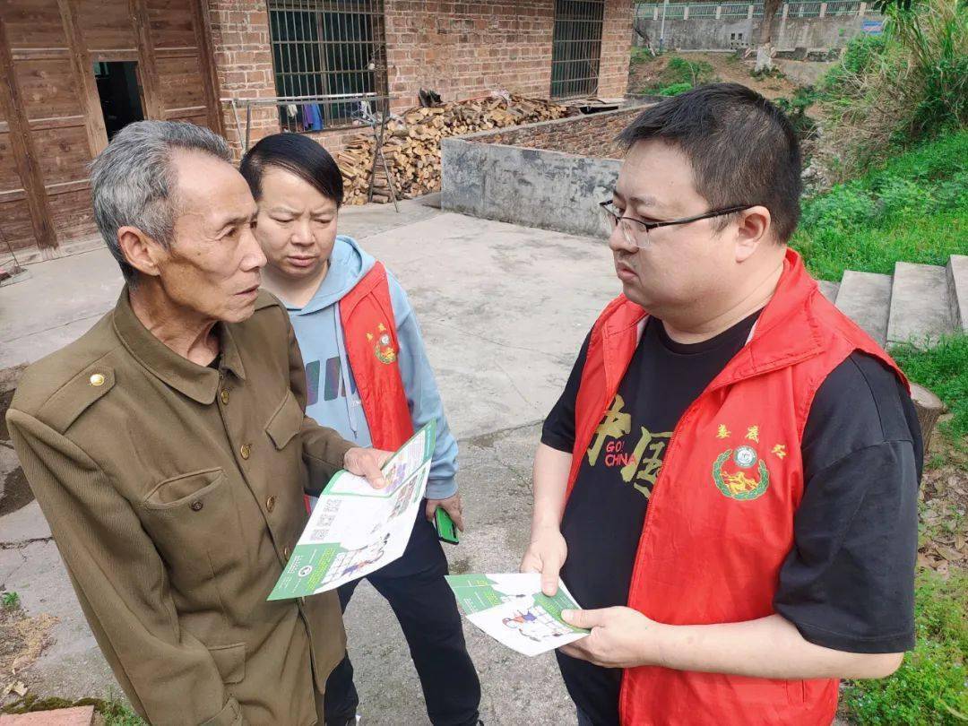 斗笠山镇在踏查中发现并铲除少量罂粟杨市镇在辖区人员密集处开展禁毒