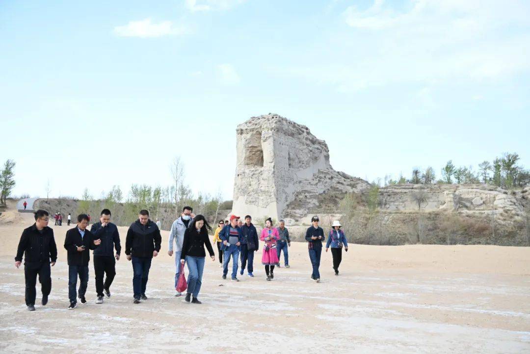 统万城景区迎来"五一"前团队游小高峰_旅游_游客_遗址