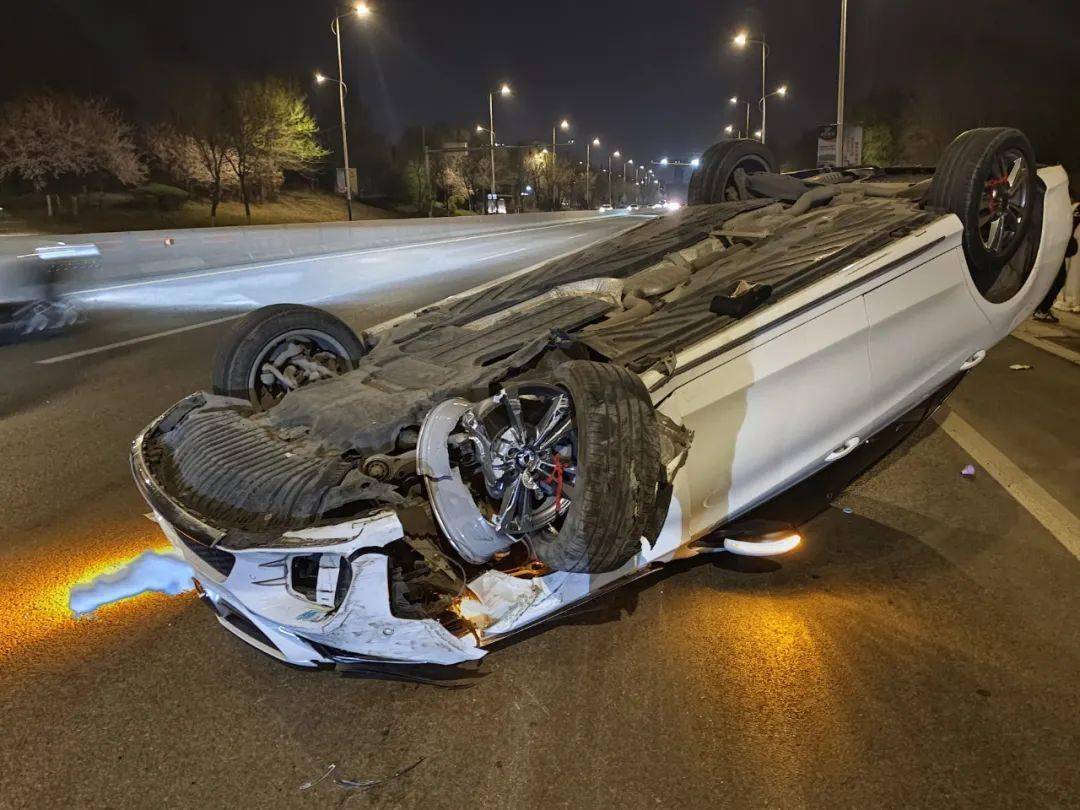 疲劳驾驶致翻车 幸好系有安全带_何某某_车辆_辽阳市