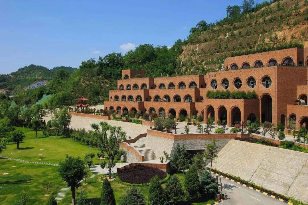 还有河边迎风舞动的柳枝,这正是春天里的延安翠泉山庄