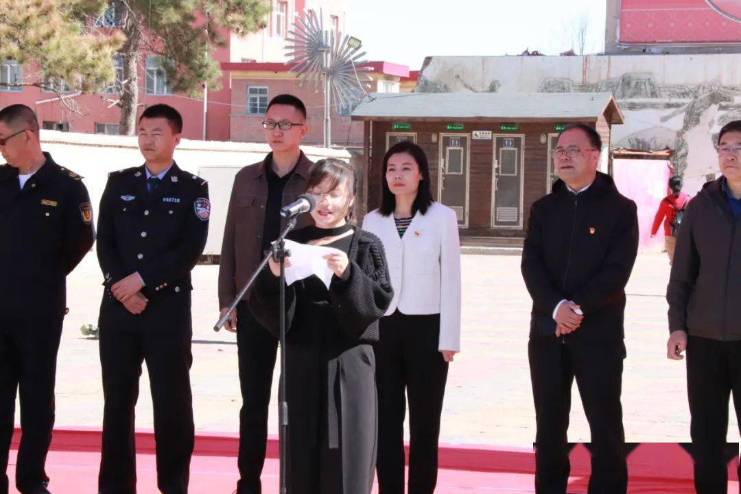 网络名人"村花老赵婆子"发言互联网企业代表巴林左旗信息网负责人发言