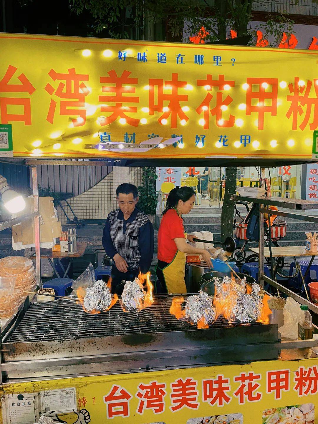 杀出了一条血路他们在众多摊位中正是凭借这一碗招牌花甲粉加了基围虾