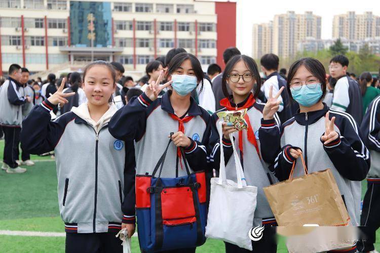 日照市田家炳实验中学开展爱心义卖活动_进行_老先生_公益
