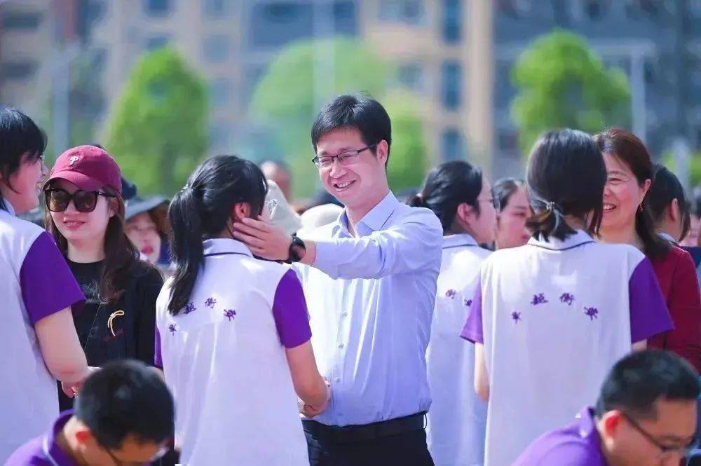 十八而志 青春万岁 | 衡安学校举行2023届高三18岁成人礼仪式_同学