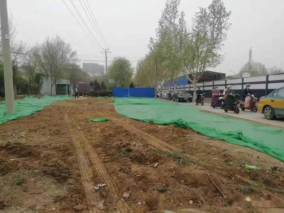 平谷线神威北大街站地铁口正在施工中!