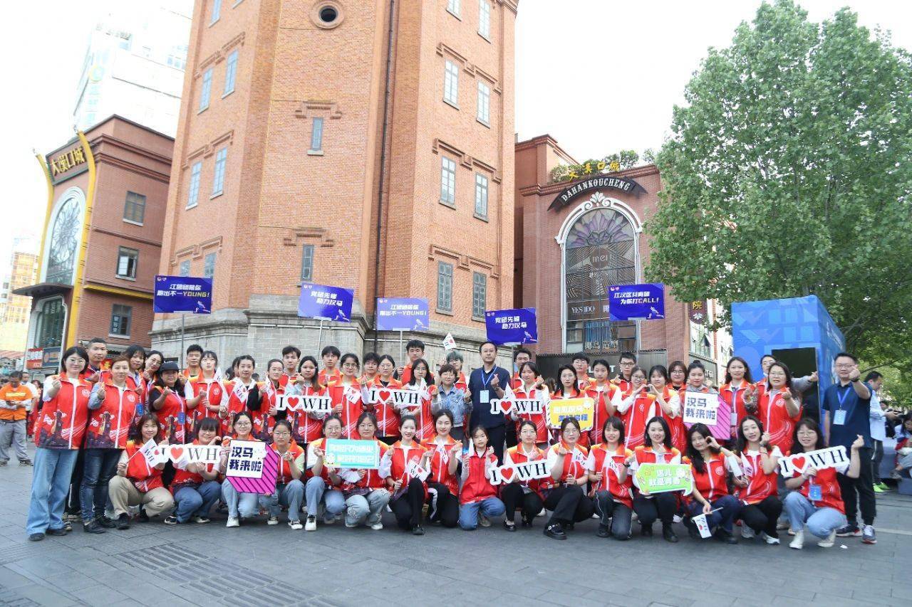 为了给"汉马"加油,江团团定制特色手举牌与合影框,帮助观赛游客定格超