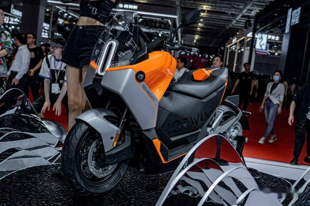 "超级电摩 超级移动能源"亮相上海车展,horwin号外踏入豪车馆丨上海