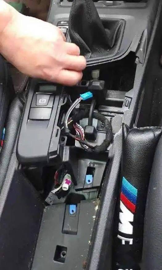 自己diy新款宝马x1更换档把弹簧 解决"停车时应施加驻车制动"故障