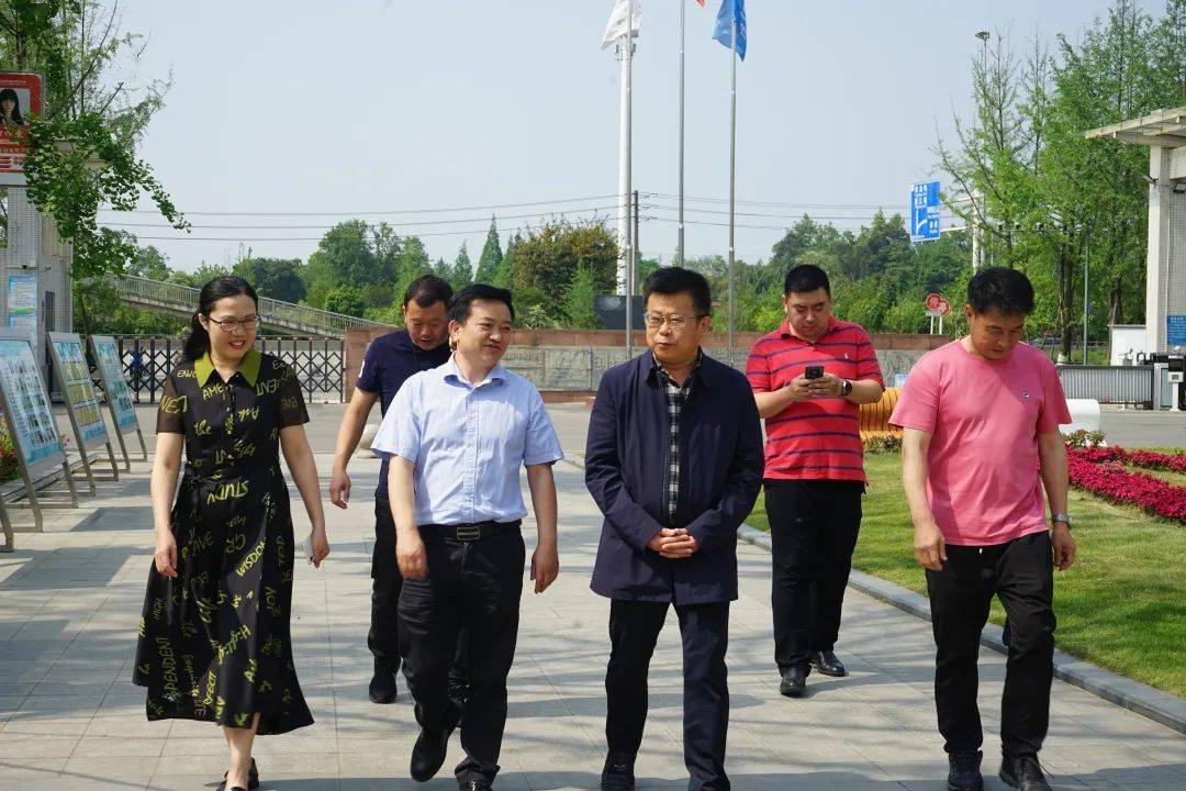 戴晓雪,校长谭崇杭,副校长唐宏彬等人的陪同下,张伟教授实地参观了该