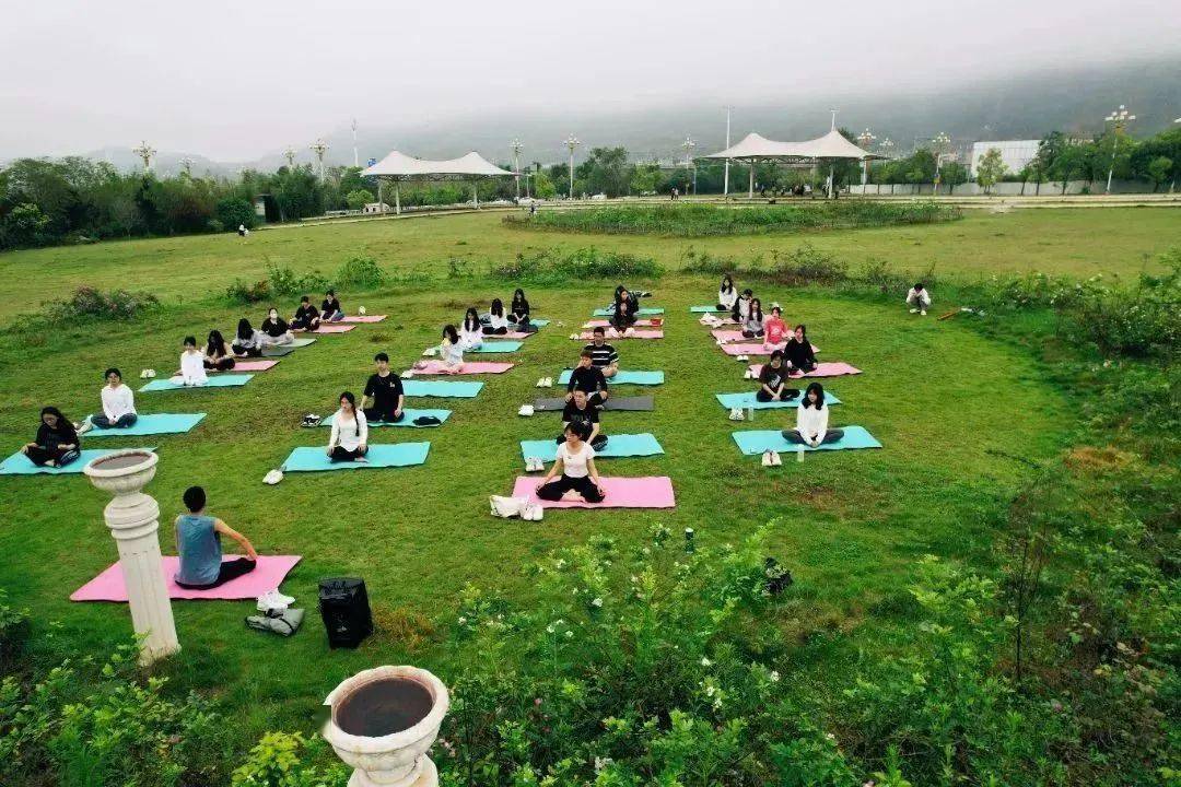 跟着小团一起去看看为此,我院瑜伽研习会于延平站-站前公园举办了一场