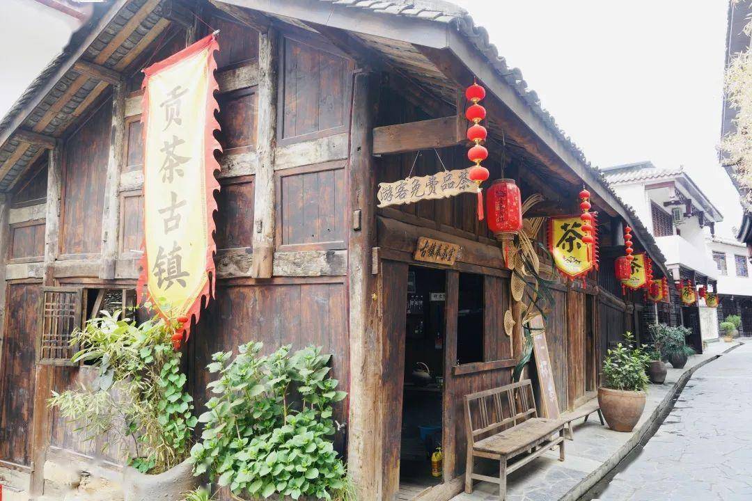 紫阳县焕古硒茶小镇,位于紫阳县西北部,依江而建,是有名的茶乡歌乡