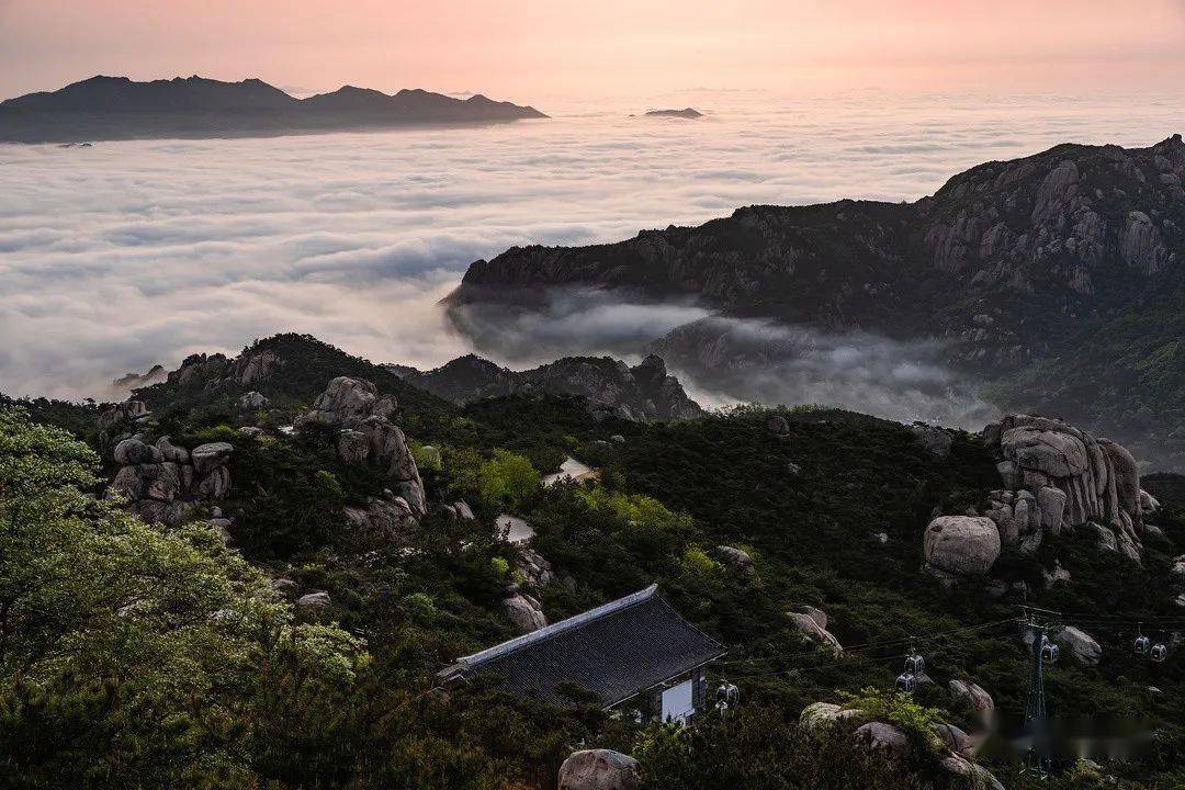 佇立於高山之顛俯視雲海或如驚濤駭浪,浪花飛濺或在山谷間湧動,上下